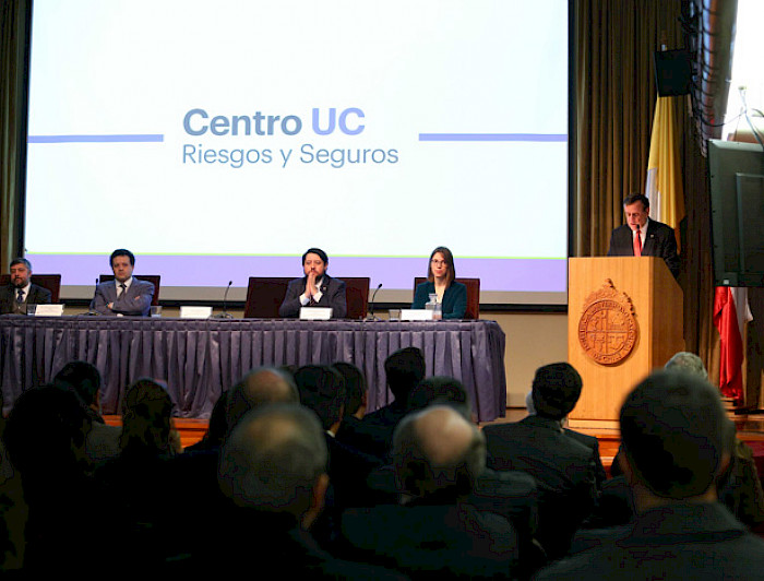 Parte del panel de autoridades y expertos presente en el lanzamiento del nuevo Centro de Riesgos y Seguros.