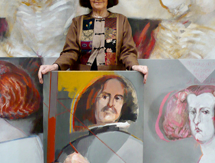 retrato a Roser Bru, de frente, sosteniendo uno de sus cuadros.