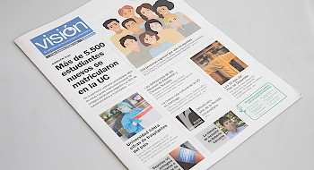 Imagen de la portada del periódico Visión UC sobre una mesa.