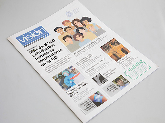 Imagen de la portada del periódico Visión UC sobre una mesa.