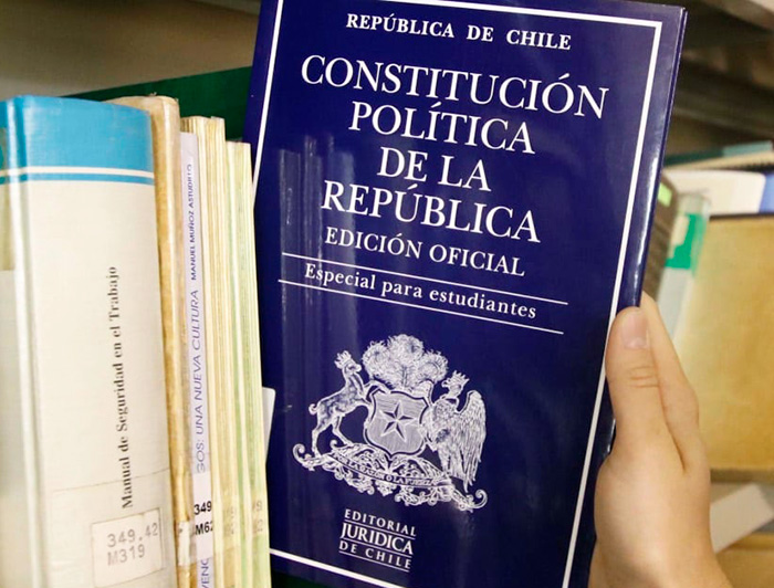 Dignidad humana, orden social y económico, organización institucional, creencias, vida y salud, aguas, identidad digital y justicia, son los temas en que diversas comisiones del Foro Constitucional UC se encuentran elaborando propuestas. (Imagen: País Circular)