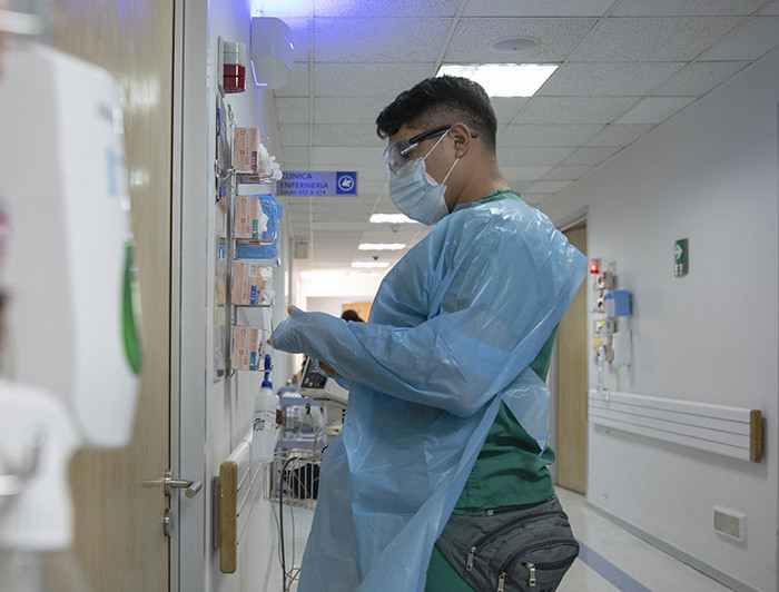 imagen correspondiente a la noticia: "Expertos y expertas alertan por altos niveles de contagios y hospitalizaciones"