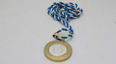 Medalla que reciben los profesores titulares