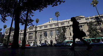Frontis Casa Central. Foto César Cortés