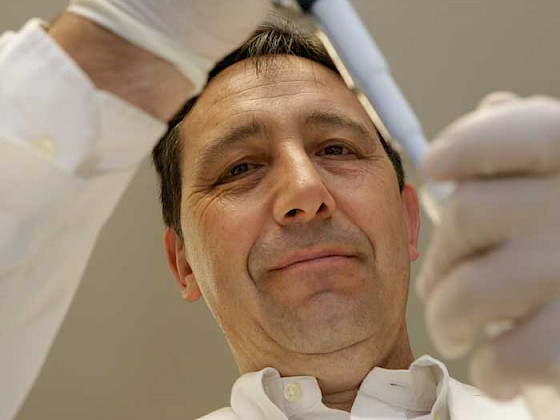 Alexis Kalergis, inmunólogo, manipulando una pipeta.