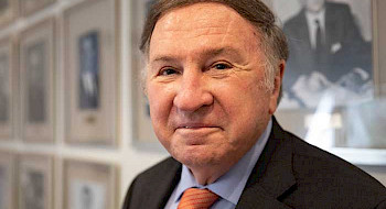 Retrato del profesor, abogado y ex decano de la Facultad de Derecho, Arturo Yrarrázaval, en su hogar.