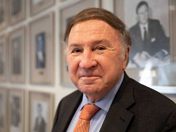 Retrato del profesor, abogado y ex decano de la Facultad de Derecho, Arturo Yrarrázaval, en su hogar.