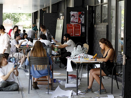 Estudiantes en el campus Lo Contador.