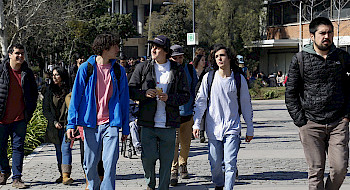 Alumnos saliendo del campus San Joaquín .- Foto Dirección de Comunicaciones