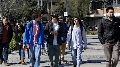Alumnos saliendo del campus San Joaquín .- Foto Dirección de Comunicaciones