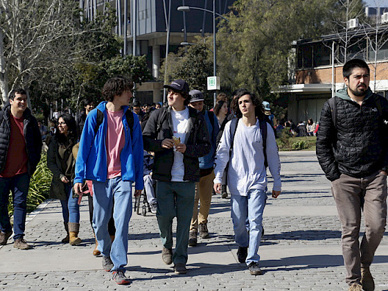 Alumnos saliendo del campus San Joaquín .- Foto Dirección de Comunicaciones
