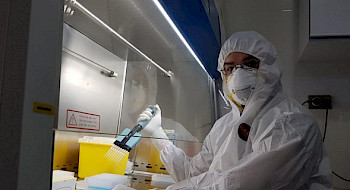 Eduardo Santander en el laboratorio Covid. Photo Camera