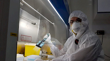 Eduardo Santander en el laboratorio Covid. Photo Camera