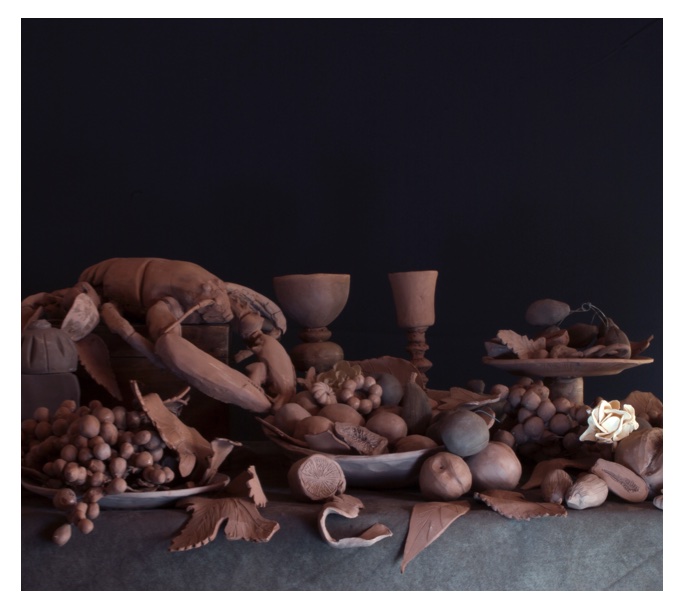 Imagen de objetos en greda: langosta, vegetales, dátiles y lácteos. Artista: Rosario Perriello
