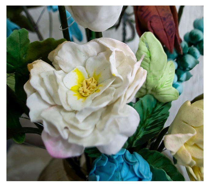 Rosario Perriello, imagen de flores hechas con pasta de goma en exposición “Objetos sobre una mesa”