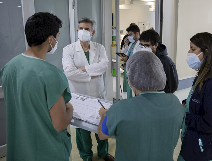 imagen correspondiente a la noticia: "Nuevos casos comienzan a bajar, con una ocupación hospitalaria y mortalidad en niveles críticos"