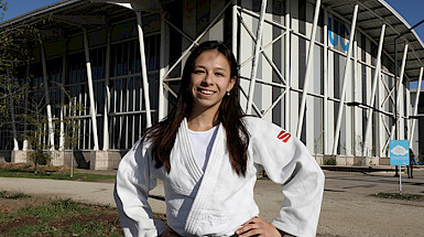 Mary Dee vargas, vestida de judoca, frente al gimnasio de campus San Joaquín.