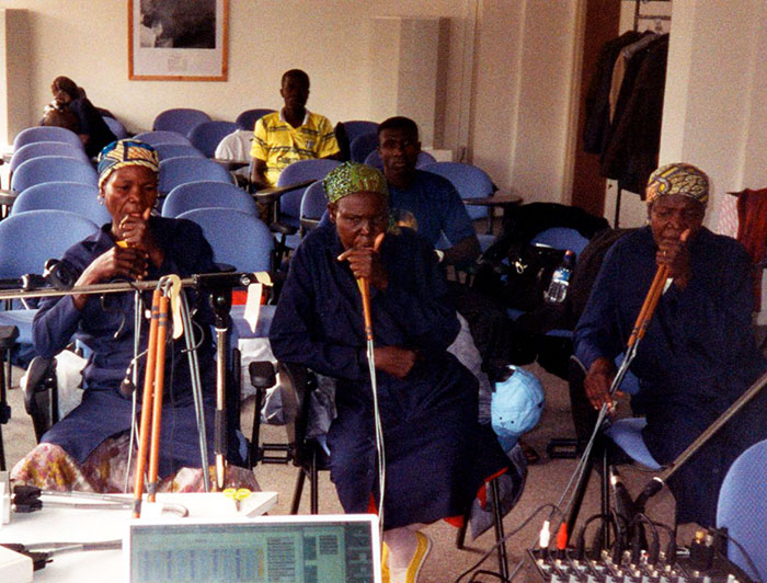 Grupo de flautistas del norte de Camerún, Ouldémés, tocando sus instrumentos en París. (Fotografía: Ouldémés)