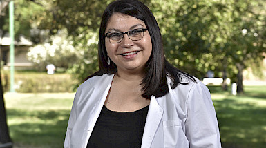 Retrato de profesora en el campus San Joaquín.