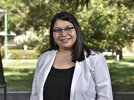 Retrato de profesora en el campus San Joaquín.