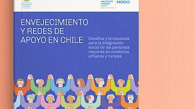 Portada libro de investigación sobre Envejecimiento y redes de apoyo en Chile. Portada muestra ilustración a color, con personas mayores tomadas de las manos. En la parte superior del libro están las imágenes institucionales de la UC y Proyecto NODO de las Naciones Unidas.