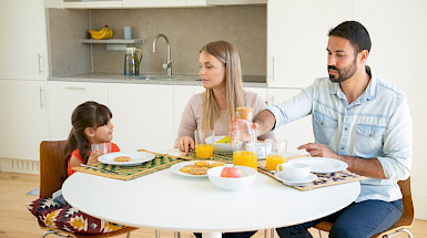 familia tomando desayuno