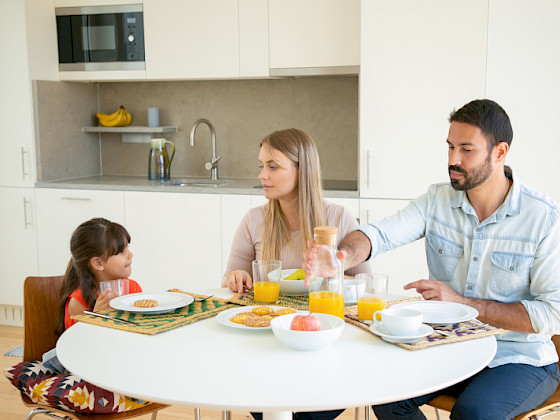 familia tomando desayuno