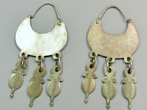 dos pendientes para orejas con motivos mapuche