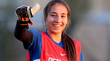 Estudiante Antonia Canales, durante un entrenamiento como parte de la selección chilena femenina de fútbol.