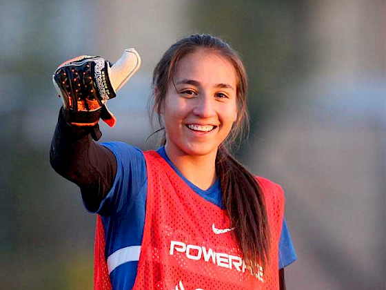 Estudiante Antonia Canales, durante un entrenamiento como parte de la selección chilena femenina de fútbol.