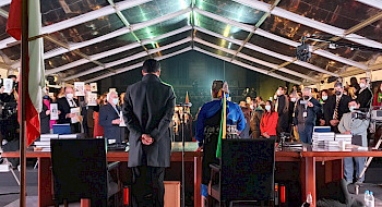 Foto de los y las constituyentes el primer día de la Convención. De espalda se ve a Elisa Loncon y Jaime Bassa.