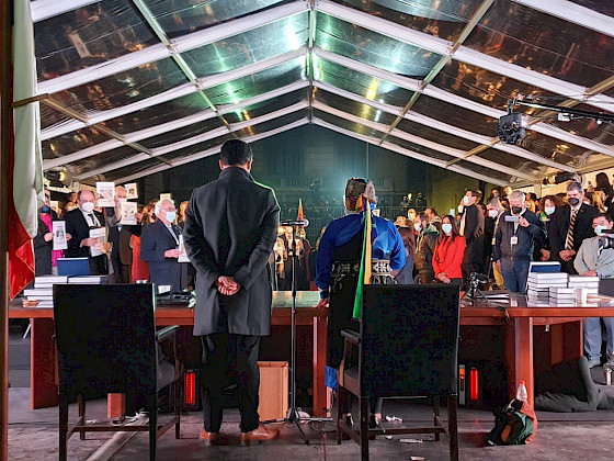 Foto de los y las constituyentes el primer día de la Convención. De espalda se ve a Elisa Loncon y Jaime Bassa.