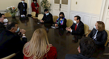 Elisa Loncon y rector UC, Ignacio Sánchez, sentados, en reunión en el ex Congreso Nacional.