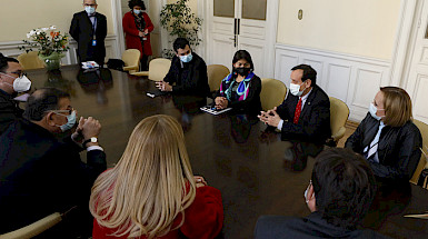 Elisa Loncon y rector UC, Ignacio Sánchez, sentados, en reunión en el ex Congreso Nacional.
