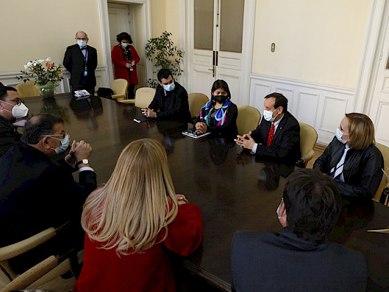 Elisa Loncon y rector UC, Ignacio Sánchez, sentados, en reunión en el ex Congreso Nacional.