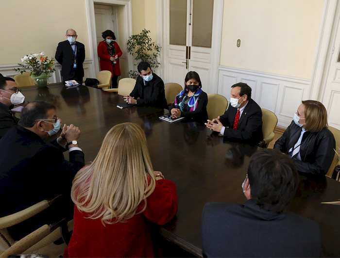 Elisa Loncon y rector UC, Ignacio Sánchez, sentados, en reunión en el ex Congreso Nacional.