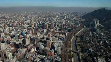 Vista aérea de Santiago. A la derecha Río Mapocho, a la izquierda edificios.