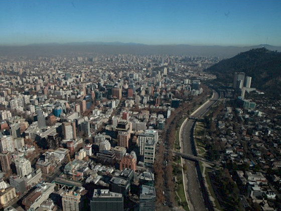 Vista aérea de Santiago. A la derecha Río Mapocho, a la izquierda edificios.