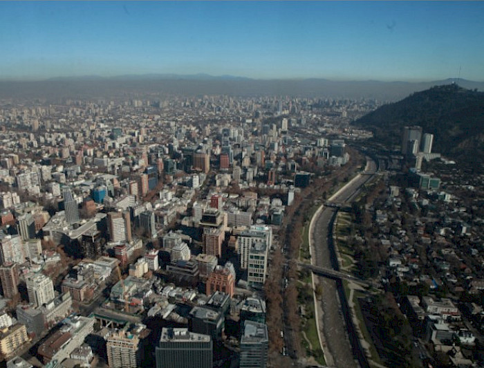 Vista aérea de Santiago. A la derecha Río Mapocho, a la izquierda edificios.