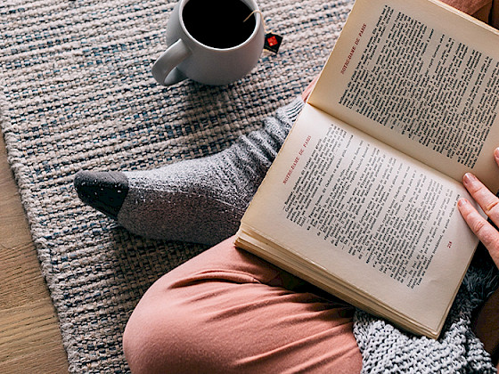 Persona leyendo un libro en invierno