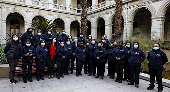 Grupo de trabajadores externos del aseo en la ceremonia en donde se les internalizó como nuevos trabajadores de la UC.