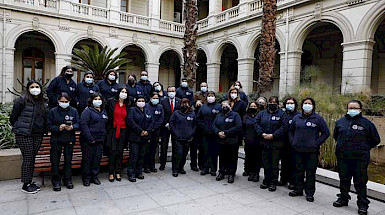 Grupo de trabajadores externos del aseo en la ceremonia en donde se les internalizó como nuevos trabajadores de la UC.