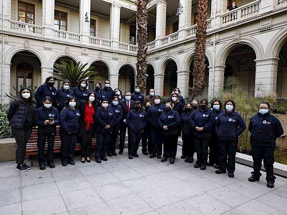 Grupo de trabajadores externos del aseo en la ceremonia en donde se les internalizó como nuevos trabajadores de la UC.