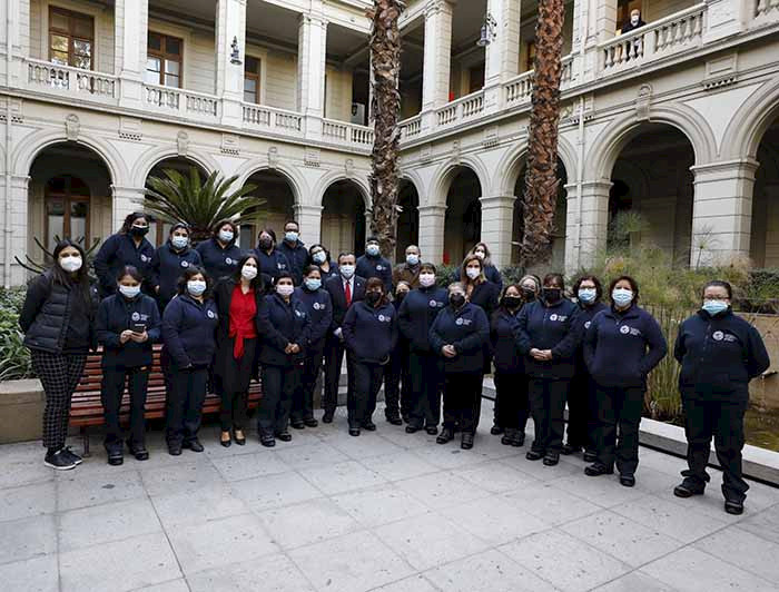 Grupo de trabajadores externos del aseo en la ceremonia en donde se les internalizó como nuevos trabajadores de la UC.