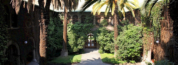 Patio interior del campus Oriente.