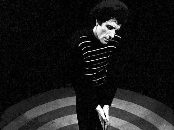 Foto en blanco y negro de un joven actor Tomás Vidiella.