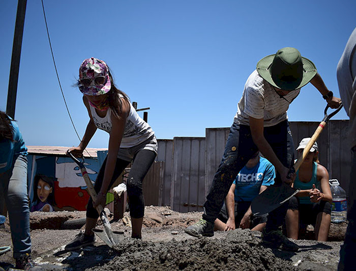 Voluntarios trabajan en una nueva vivienda social. Foto Techo-Chile