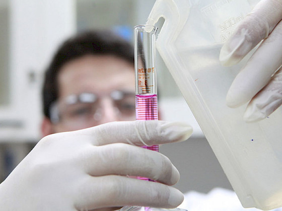 Examen en laboratorio.- Foto Dirección de Comunicaciones