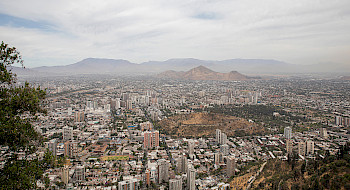 Vista panorámica de Santiago, ciudad cubierta por smog y nubes, desde el Cerro San Cristóbal.