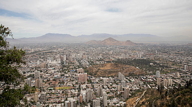 Vista panorámica de Santiago, ciudad cubierta por smog y nubes, desde el Cerro San Cristóbal.